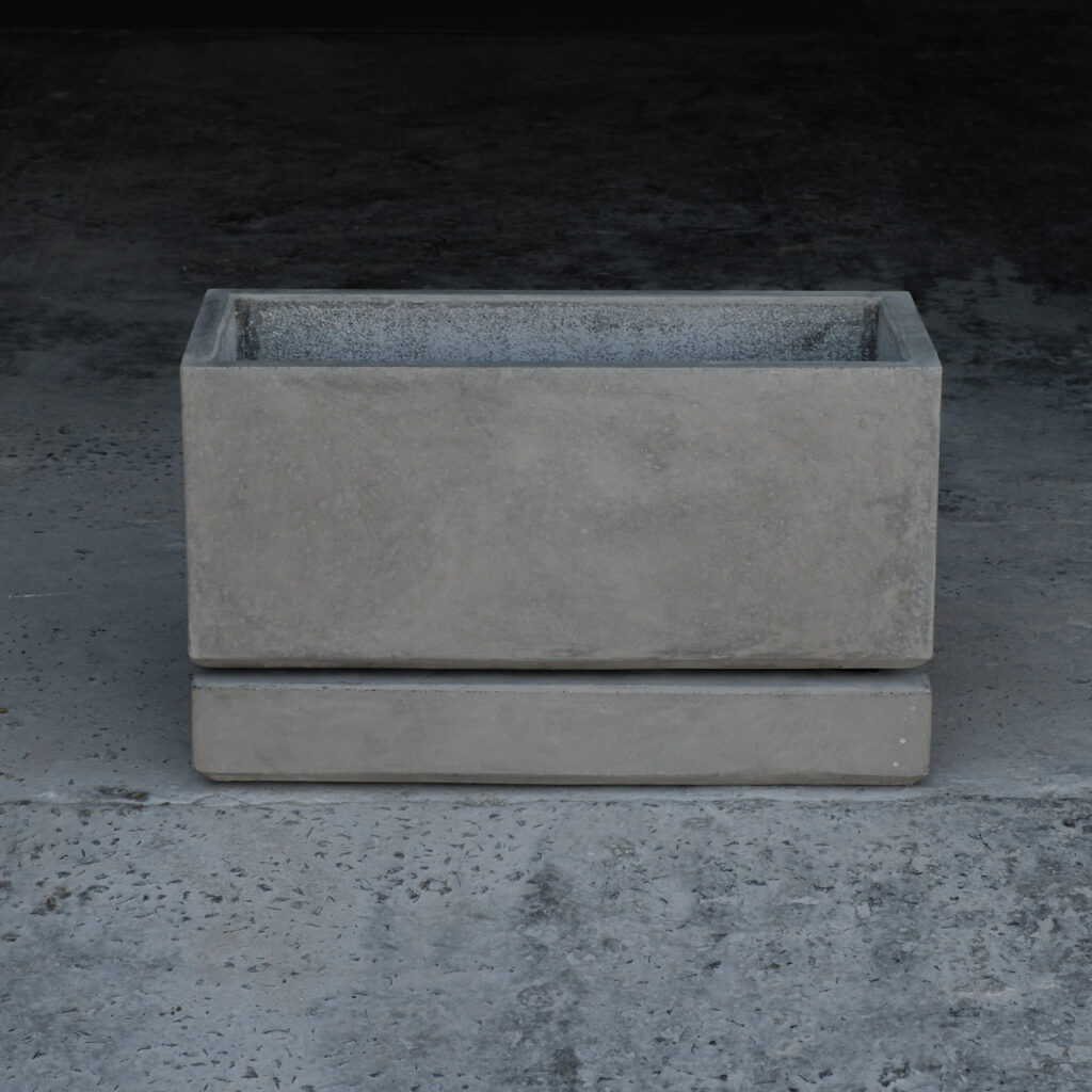 Stonecast Geranium Pot with integrated drip tray